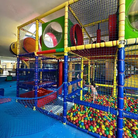فندق Eraora Village 4*