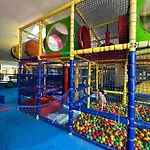 فندق Eraora Village 4*